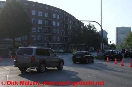 Cyclassics 2009 - Autofahrer queren die Rennstrecke