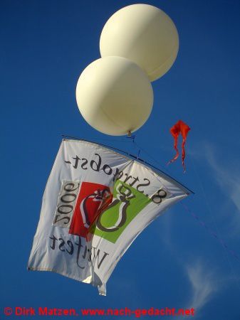 Elmshorn Streuobstwiesenfest, Ballons mit Werbetransparent