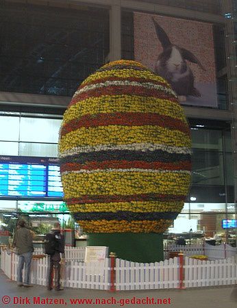 Berlin Hauptbahnhof - gr�sstes Osterei der Welt 2007
