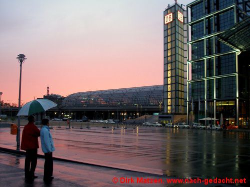 Berlin Hauptbahnhof - Abendansicht bei Regen