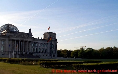 Berlin, Kondensstreifen ber dem Reichstag