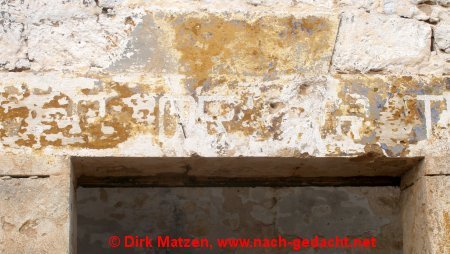 Menorca, Mola de Fornells - Inschrift ber der Eingangstr einer Ruine