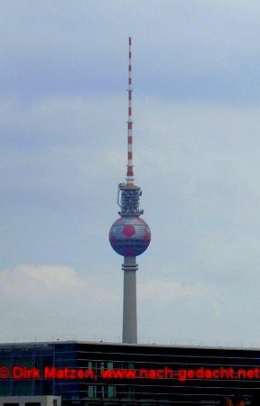 Berliner Fernsehturm in magenta
