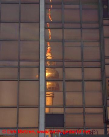 Berliner Fernsehturm als Spiegelbild im Palast der Republik