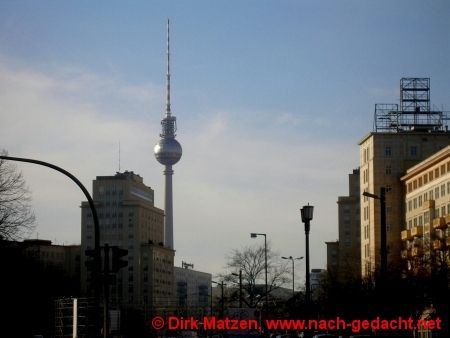 Berliner Fernsehturm von der Karl-Marx-Allee aus