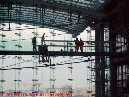 Berlin Hauptbahnhof - Bauarbeiter an der Glaskonstruktion