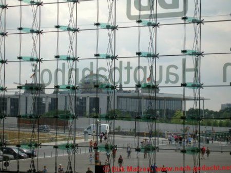 Berlin Hauptbahnhof - Blick zum Reichstag