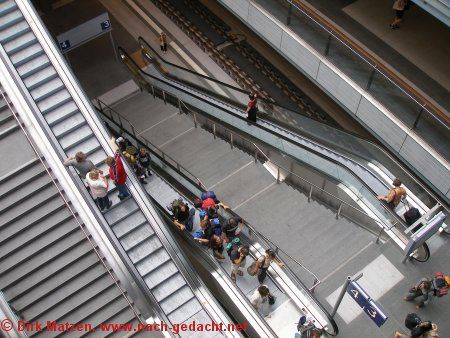 Berlin Hauptbahnhof - Rolltreppen zu den Fernbahngleisen