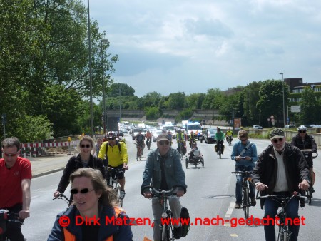 Fahrrad Sternfahrt Hamburg, Autokolonne hinter Radlern