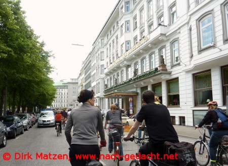 Fahrrad Sternfahrt Hamburg, vor Hotel Vier Jahreszeiten