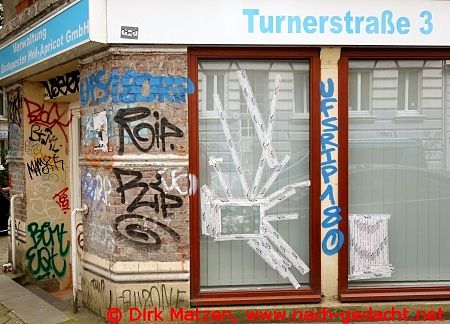 Hamburg Karolinenviertel, Verwaltung Hotel Budapester Hof kaputte Fensterscheiben