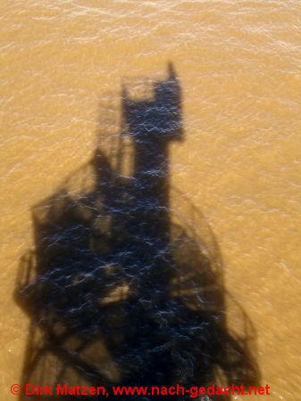 Finkenwerder, Schattenwurf auf der Elbe