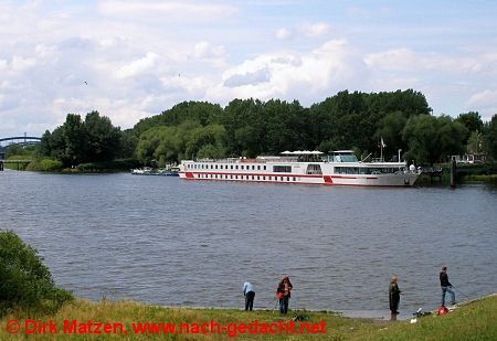 Flukreuzfahrtschiff Dresden in Hamburg