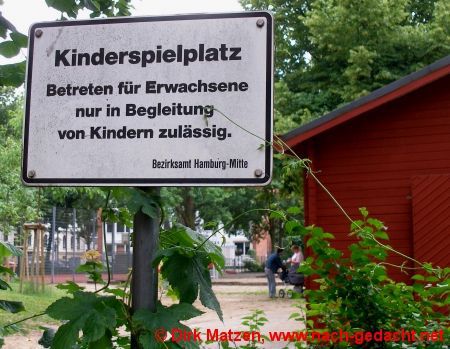 St. Georg, Verbotsschild Kinderspielplatz