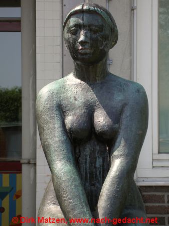 Hamburg-Stellingen - Statue vor Albrecht-Thaer-Gymnasium