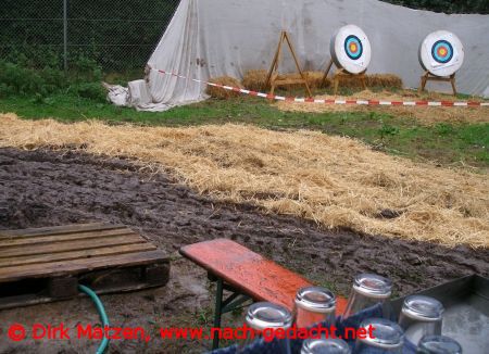 Streuobstwiesenfest Elmshorn, Strohabdeckung auf Matsch