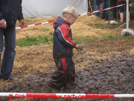 Streuobstwiesenfest Elmshorn, Kind im Matsch