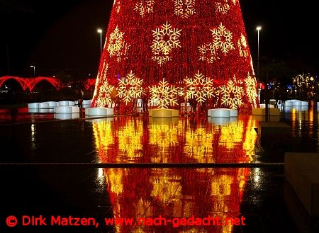 Funchal Weihnachtsbeleuchtung im Regenwasser