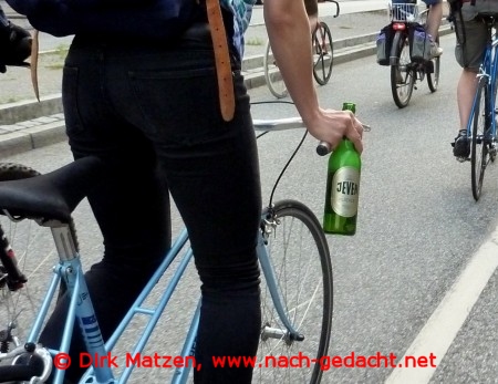 Critical Mass Hamburg Juni 2012, Radfahrerin mit Bierflasche
