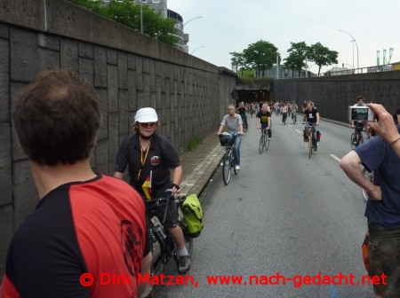 Critical Mass Hamburg Juni 2012, Hinter Wallringtunnel