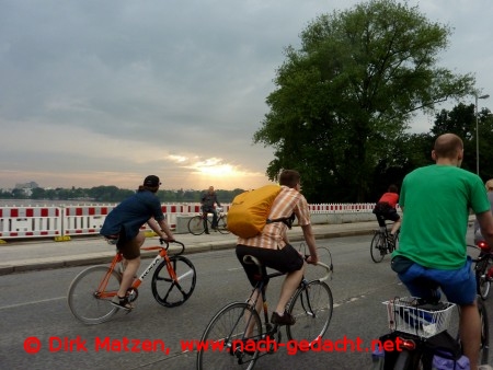 Critical Mass Hamburg Juni 2012, Sonnenuntergang an der Alster