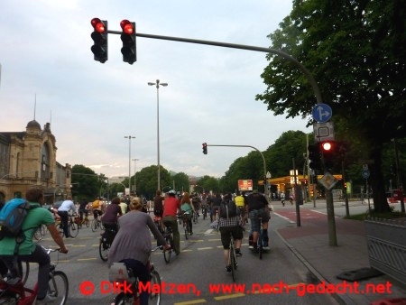 Critical Mass Hamburg Juni 2012, am Dammtor-Bahnhof