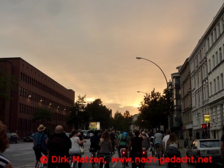 Critical Mass Hamburg Juni 2012, Abendstimmung Stresemannstrae