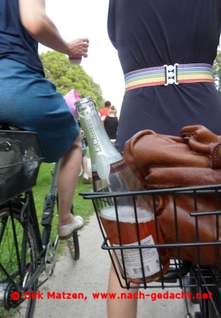 Critical Mass Hamburg Juli 2012, Flasche Alkohol halbvoll