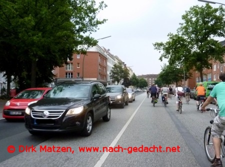 Critical Mass Hamburg Juli 2012, stehende Autos