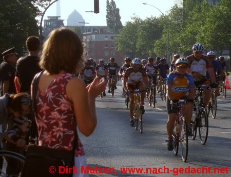 Cyclassics 2009, Zuschauer und Rennfahrer in Eimsbttel