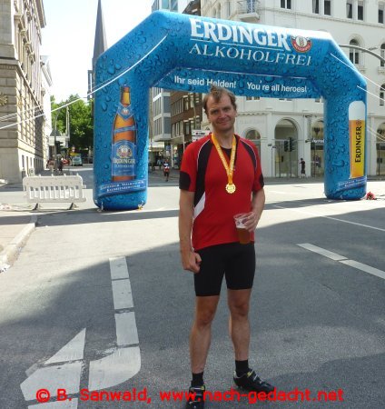 Cyclassics 2012, der Autor beim Bier im Ziel