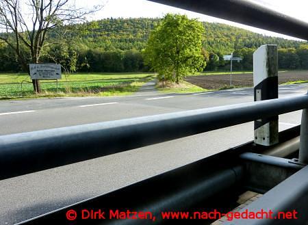 Abzweigung Radweg R1 hinter Leitplanke