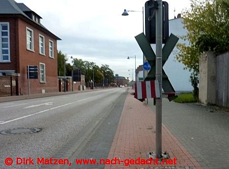 Verkehrsschild mitten auf Radweg