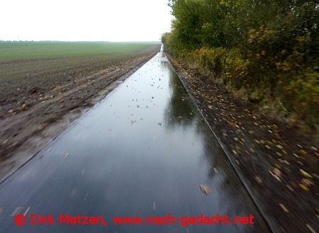 Wasser steht auf Radweg