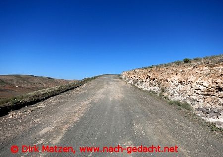 Lanzarote, Feldweg auf das Famara Kliff