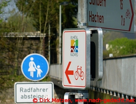 Schild RuhrtalRadweg Radfahrer absteigen