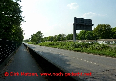 Radweg neben der Autobahn