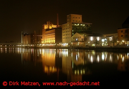 Duisburg Innenhafen nachts