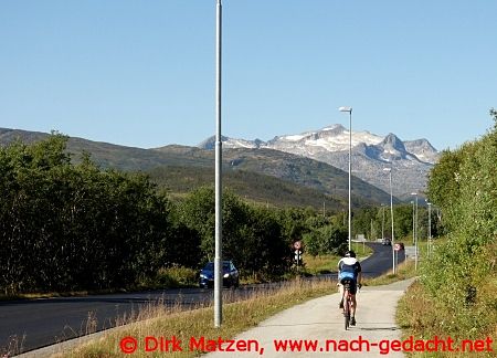 Rennradfahrer vor Bergmassiv