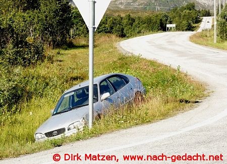 Auto im Graben