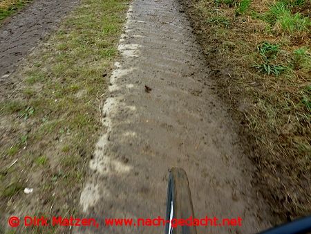 schlammiger Radweg