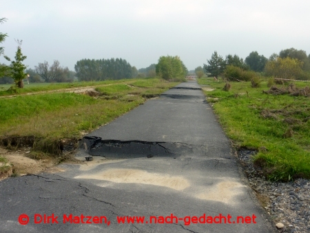 Defekter Radweg an der Neie