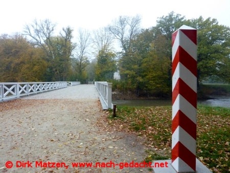 Fußgängerbrücke im Bad Muskauer Park zwischen Deutschland und Polen