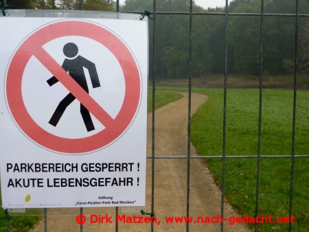 Schild aktue Lebensgefahr im Park