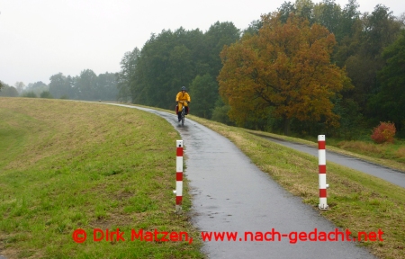 Radfahren bei Regen an der Oder