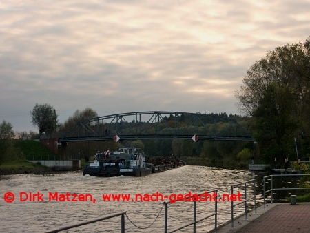 Binnenschiff auf Kanal