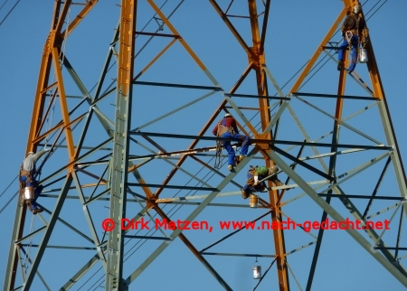 Maler auf Strommast