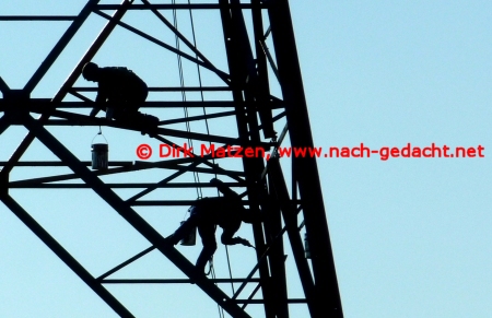 Strommast mit Maler-Schatten