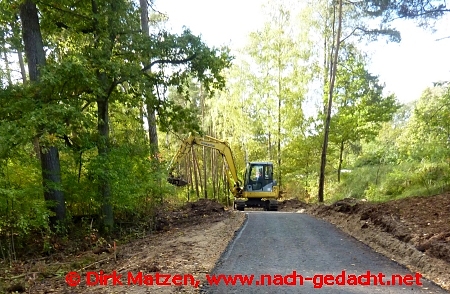 Baufahrzeug auf Radweg