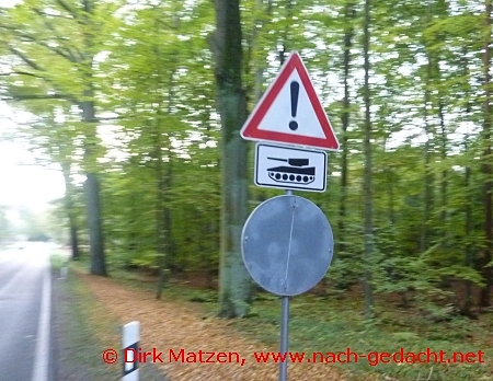 Verkehrsschild Panzer kreuzen